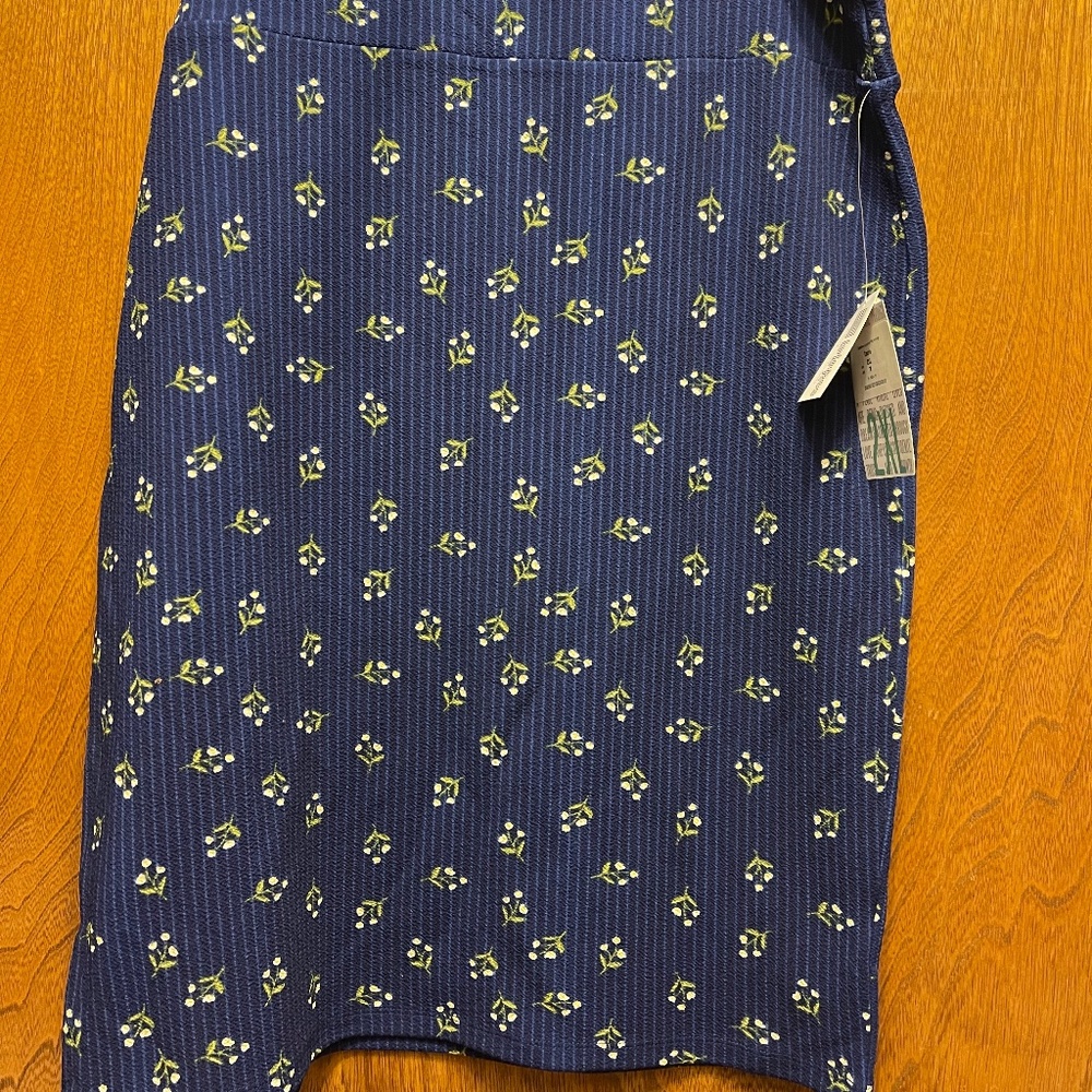 LuLaRoe - Cassie - 2XL - Blue w/small blue stripe & white flowers - NWT